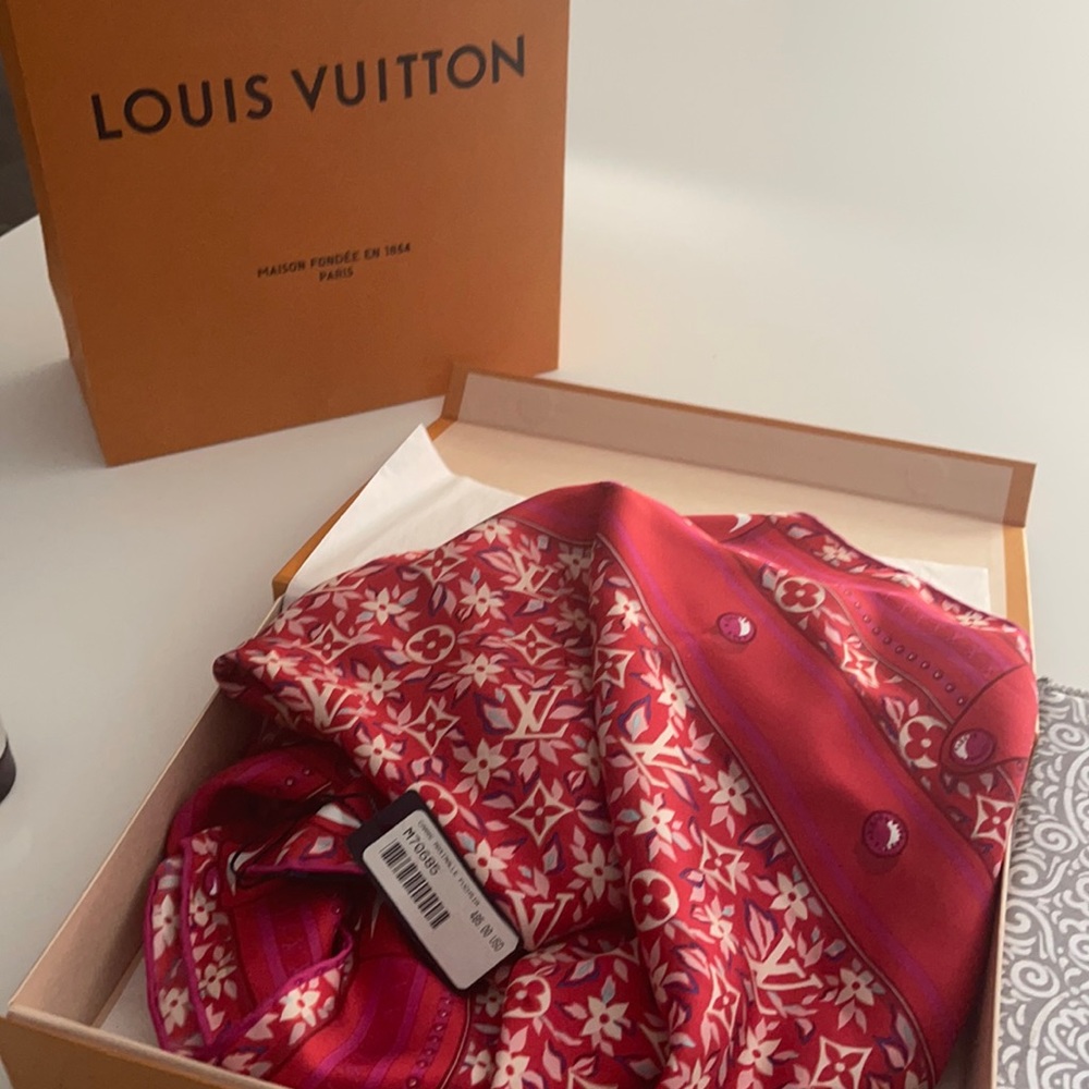 Brand new Louis scarf